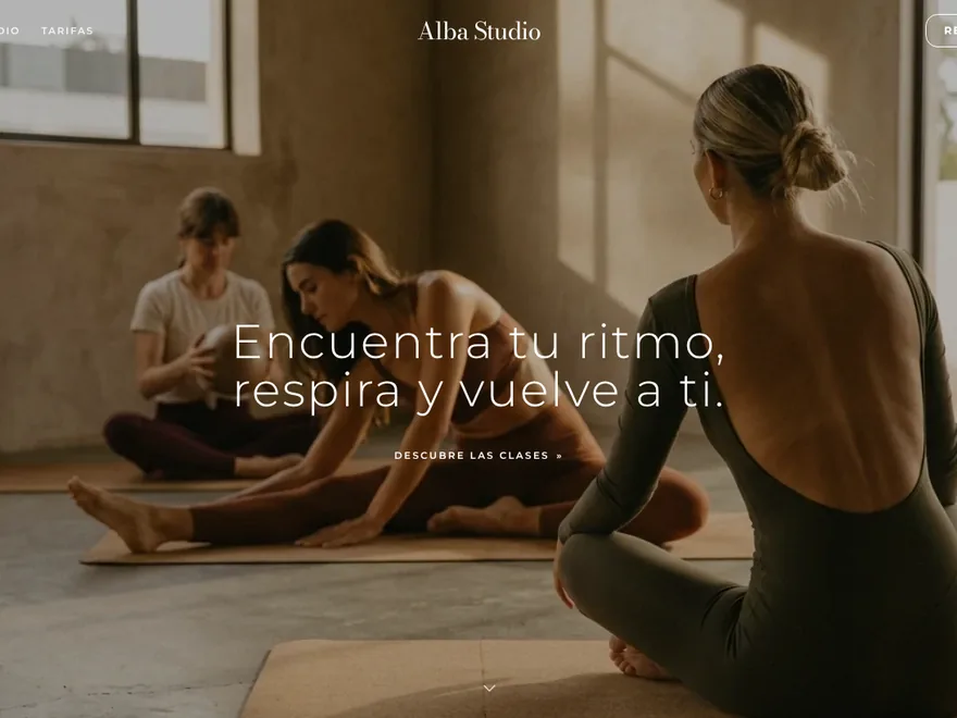 Inicio de la plantilla Alba: web de un estudio de yoga hecha con Mooovai